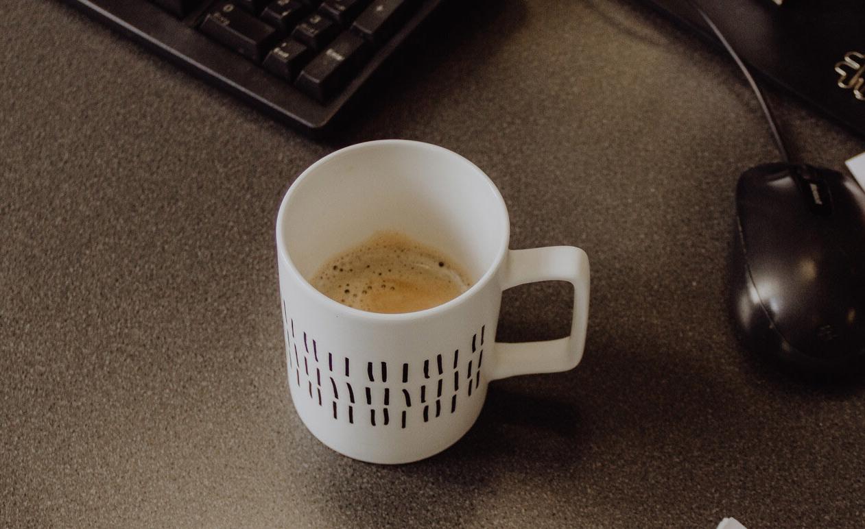 Kaffeetasse auf Schreibtisch