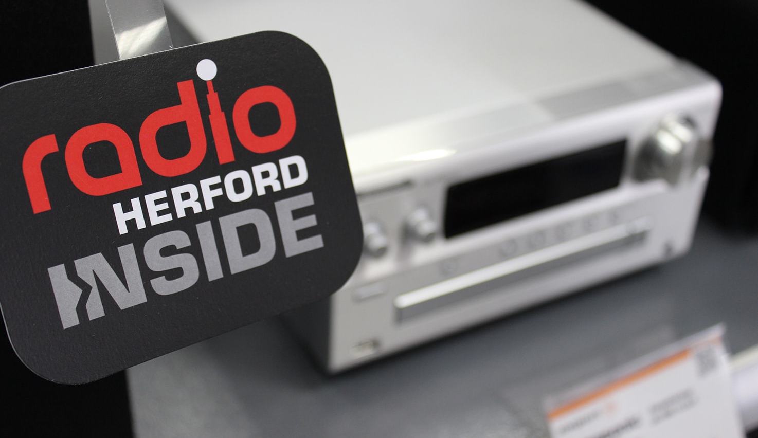 WLAN-Radio im Vordergrund ein Schild von Radio Herford radio inside