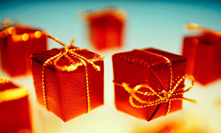 rote, kleine Weihnachtsgeschenke mit goldener Schleife