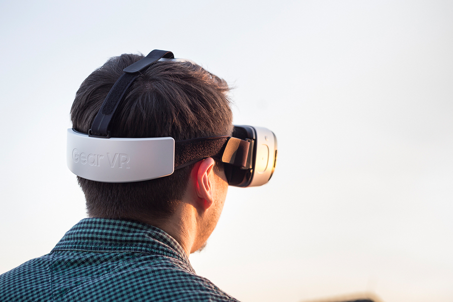 Mann mit Virtual Reality-Brille
