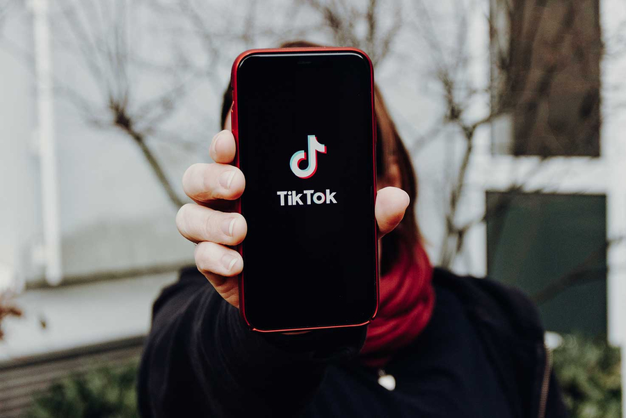 Smartphone mit geöffneter TikTok-App