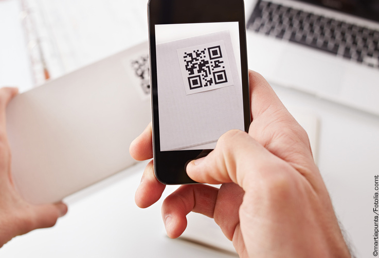Smartphone scannt QR-Code auf Briefumschlag