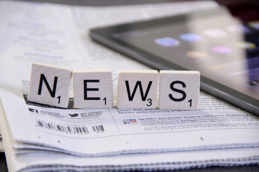 Scrabble-Buchstaben "News" auf Zeitung
