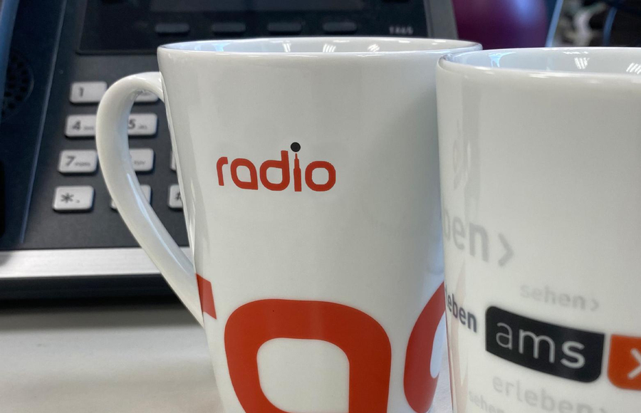 Tassen mit Radio- und ams-Logo