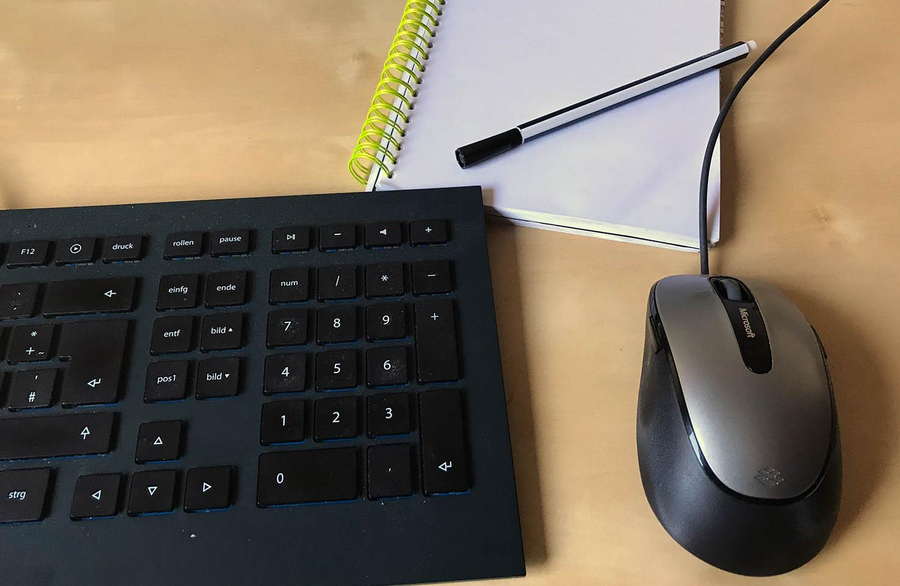 Tastatur und Maus auf einem Schreibtisch
