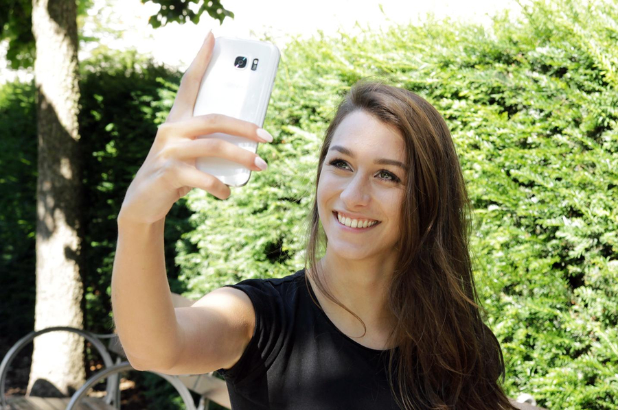 Jugendliche macht Selfie von sich mit dem Smartphone