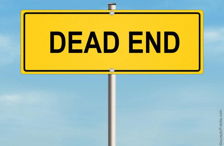 gelbes Schild mit schwarzer Umrandung und schwarzen Großbuchstaben mit dem Titel "Dead End" vor blauem Himmel