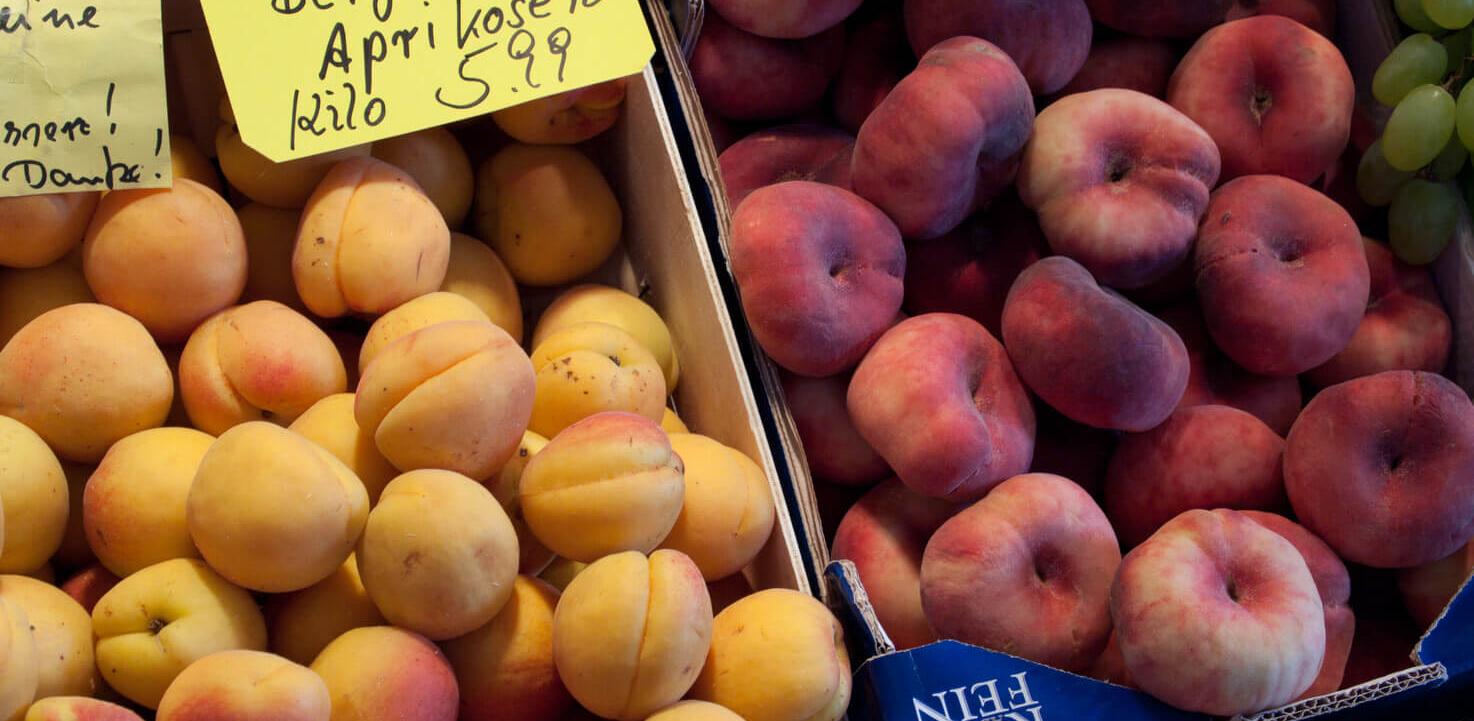 Aprikosen und Pfirsiche auf dem Markt