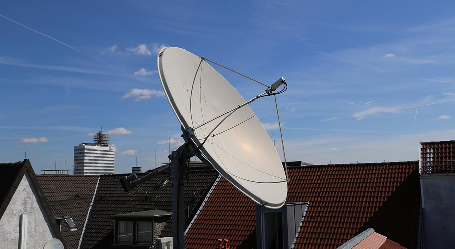 Satellitenschüssel auf einem Dach