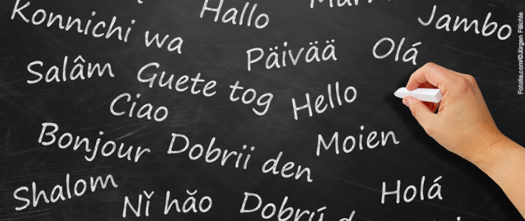 Tafel mit dem Wort "Hallo" in vielen unterschiedlichen Sprachen