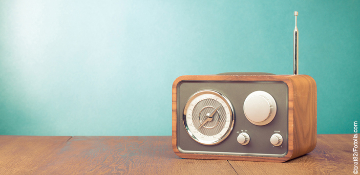 Radio auf braunem Tisch mit türkisem Hindergrund