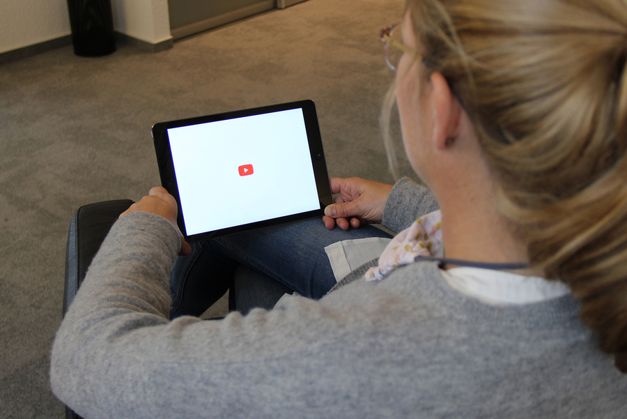 Frau schaut YouTube auf dem iPad