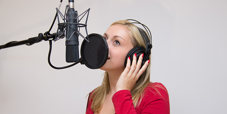 blonde Frau spricht in Mikrofon
