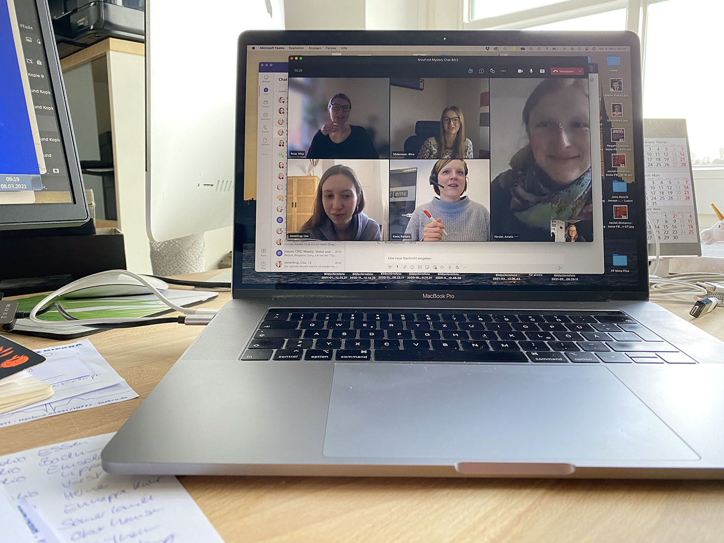 Teilnehmerinnen eines digitalen Meetings auf dem Bildschirm